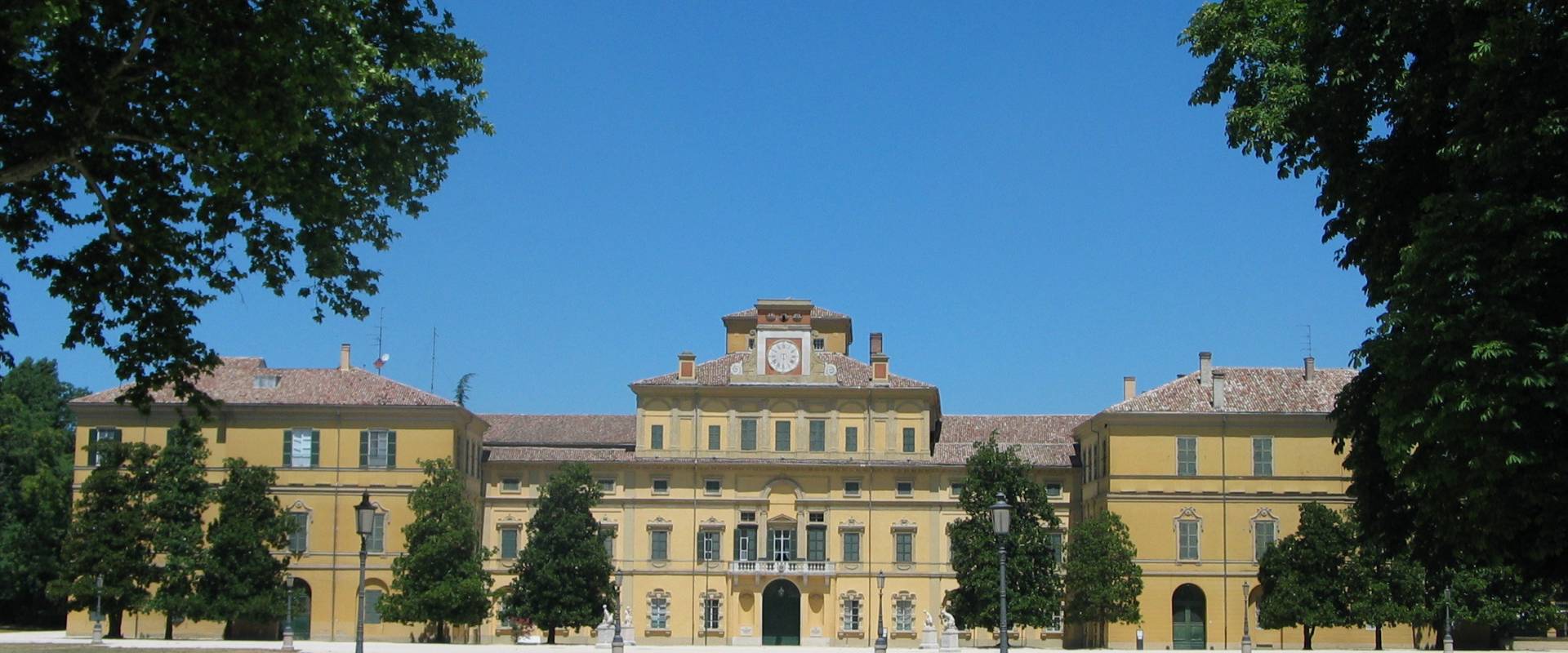 Il Palazzo Ducale all'interno del Parco Ducale di Parma foto di Carloferrari